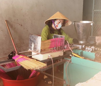 Sản xuất hương bài tại HTX hương trầm Tâm Phát Cồn Tiên, xã Hải Thái, huyện Gio Linh - Ảnh: T.T