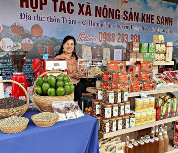 Các sản phẩm OCOP của Hợp tác xã nông sản Khe Sanh đều được đưa lên các nền tảng số để khách hàng có thể dễ dàng tiếp cận -Ảnh: L.A