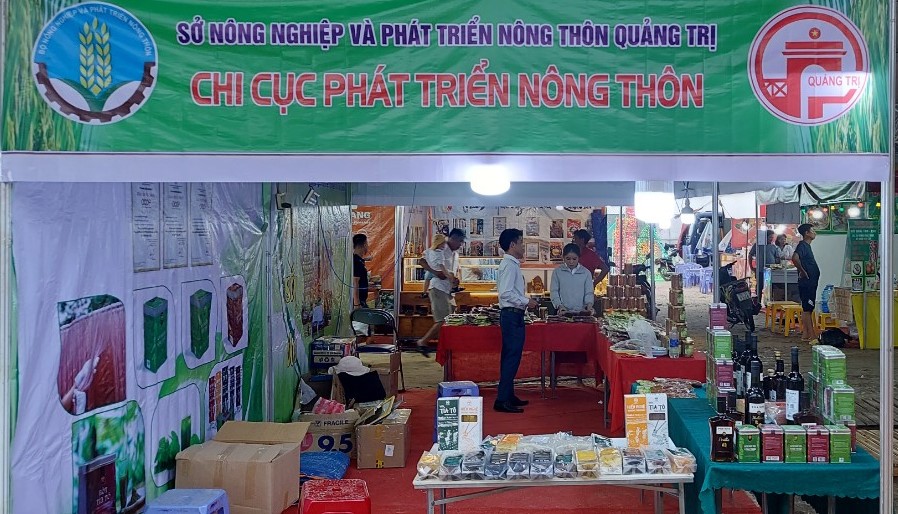 Gian hàng trưng bày sản phẩm của các doanh nghiệp, HTX tỉnh Quảng Trị