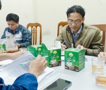 Các thành viên Hội đống đánh giá, chấm sản phẩm Trà gạo lứt