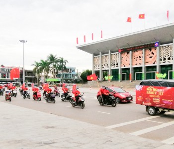 Siêu thị Co.opmart Đông Hà tổ chức diễu hành tuyên truyền về chương trình “Tự hào hàng Việt” -Ảnh: T.L