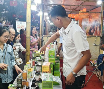 Các sản phẩm OCOP của tỉnh Quảng Trị tham gia hội chợ Sắc màu Việt Nam tại Thủ đô Hà Nội -Ảnh: L.A