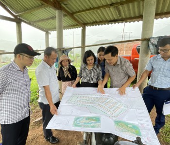Bà Nguyễn Hồng Phương, Phó Giám đốc Sở Nông nghiệp và PTNT kiểm tra thực địa dự án di dân khẩn cấp vùng sạt lở đất tại xã Húc Nghì