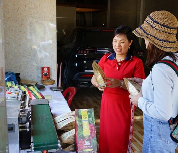 Chị Nguyễn Thị Hằng (áo đỏ), Giám đốc HTX Nông sản Khe Sanh giới thiệu về sản phẩm cà phê Khe Sanh đang tham gia đánh giá sản phẩm OCOP 5 sao cấp quốc gia - Ảnh: BẢO BÌNH