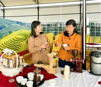 Giám đốc Hợp tác xã Nông sản Khe Sanh Nguyễn Thị Hằng (bên trái) giới thiệu các sản phẩm được chứng nhận OCOP hạng 4 sao cấp tỉnh -Ảnh: NVCC