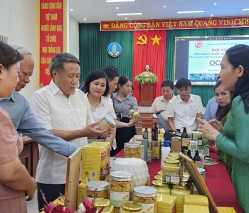 Đồng chí Hà Sỹ Đồng tham quan các sản phẩm được chứng nhận OCOP 4 sao năm 2023