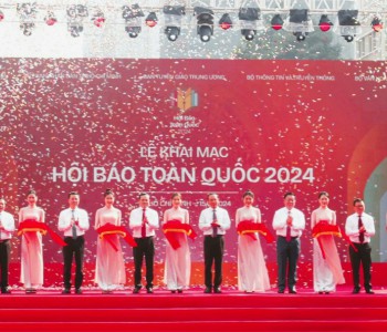 Các đồng chí lãnh đạo Đảng, Nhà nước, Trung ương Hội Nhà báo và TP. Hồ Chí Minh thực hiện nghi lễ khai mạc hội báo
