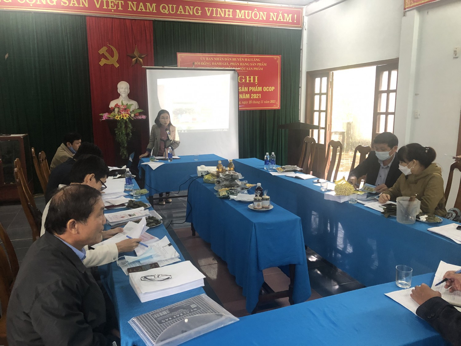 Đại diện THT Thuần Việt giới thiệu sản phẩm Ném Hải Dương tại Hội nghị