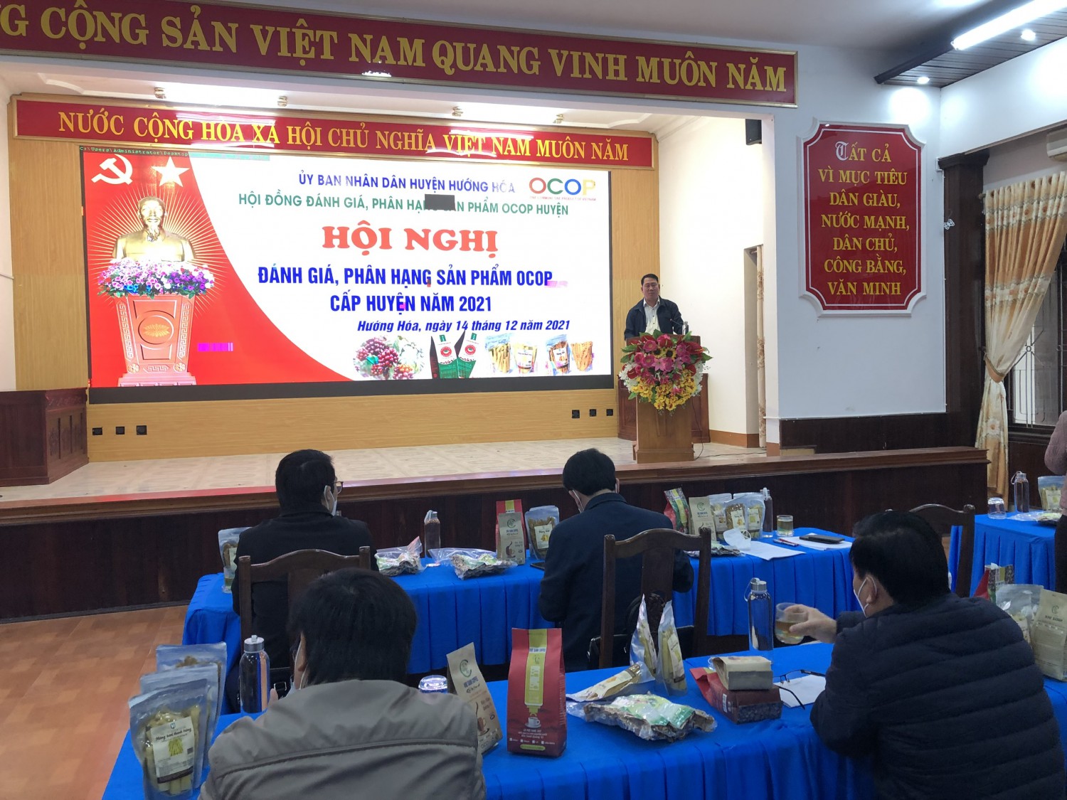Ông Lê Quang Thuận, UVBTV Huyện ủy, Phó Chủ tịch UBND huyện, Chủ tịch Hội đồng đánh giá, phân hạng sản phẩm OCOP huyện phát biểu tại hội nghị
