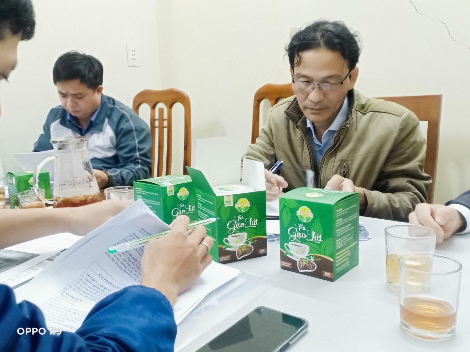 Các thành viên Hội đống đánh giá, chấm sản phẩm Trà gạo lứt