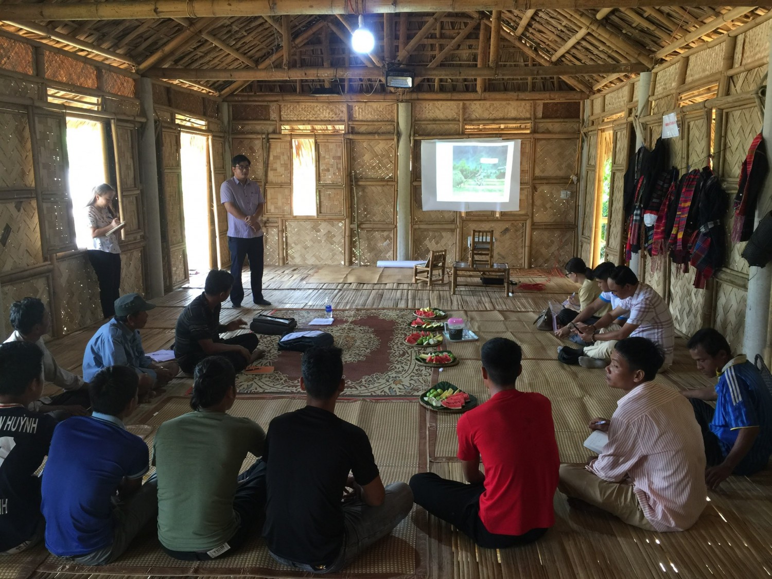 Ảnh: Tập huấn kỹ năng tổ chức các hoạt động du lịch cộng đồng cho bà con thôn Chênh Vênh, xã Hướng Phùng, huyện Hướng Hóa