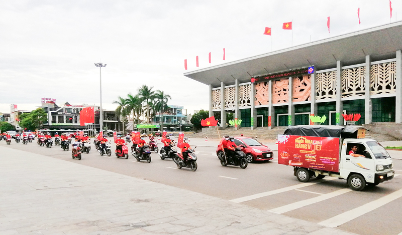 Siêu thị Co.opmart Đông Hà tổ chức diễu hành tuyên truyền về chương trình “Tự hào hàng Việt” -Ảnh: T.L