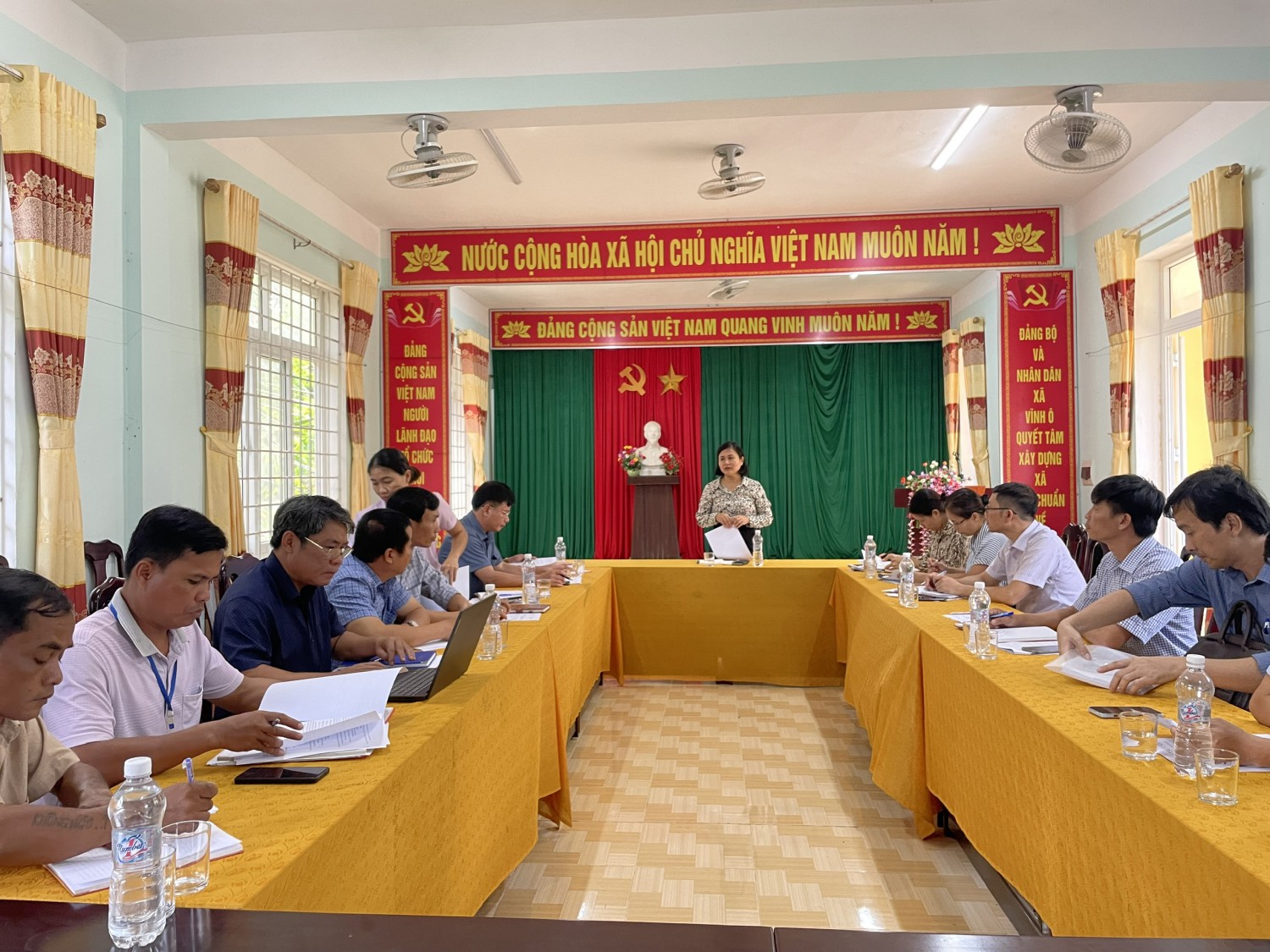Bà Nguyễn Hồng Phương, PGĐ Sở NN và  PTNT phát biểu tại cuộc họp kiểm tra hoạt động của các HTX nông nghiệp, liên kết sản xuất, Chương trình OCOP  trên địa bàn huyện Vĩnh Linh
