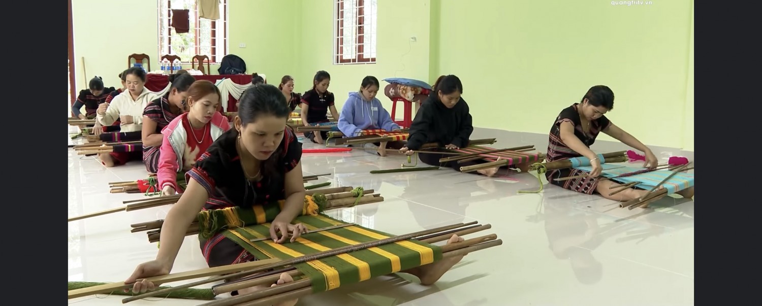 Lớp đào tạo nghề dệt thổ cẩm ở huyện Đakrông