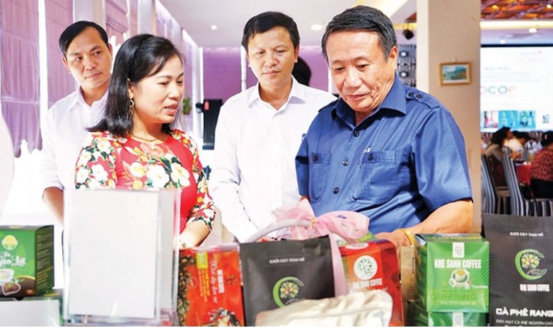 Phó Chủ tịch Thường trực Ủy ban nhân dân tỉnh Quảng Trị Hà Sỹ Đồng thăm gian hàng trưng bày sản phẩm OCOP.